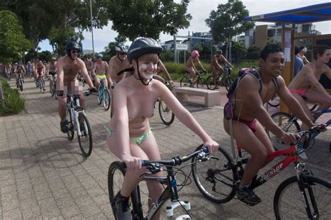 Da Lima A Cape Town Nudi In Bicicletta Per L Ambiente La Repubblica