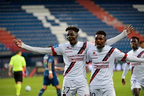 Le Clermont Foot Sincline à Caen Mais Valide Sa Montée En Ligue 1