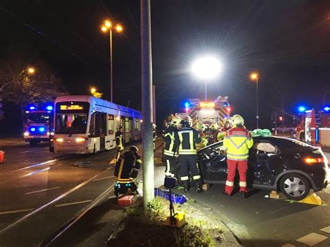 Schwerer Verkehrsunfall zwischen Straßenbahn und PKW fordert drei