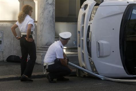 Roma Furgone Si Ribalta In Piazza Del Popolo Morta Una Donna La