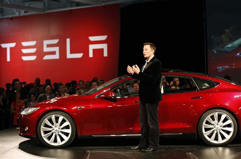 Elon Musk Junto Al Tesla S Cosas De Autos