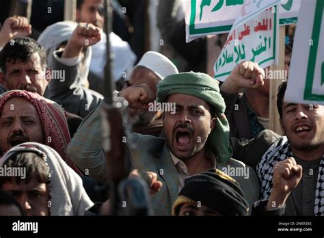 Houthis Hold Guns Hi Res Stock Photography And Images Alamy