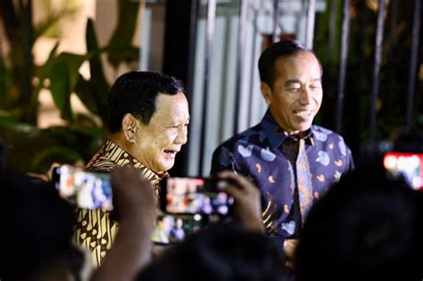 Bertemu Prabowo Sinyal Jokowi Boyong Keluarga Gabung Gerindra