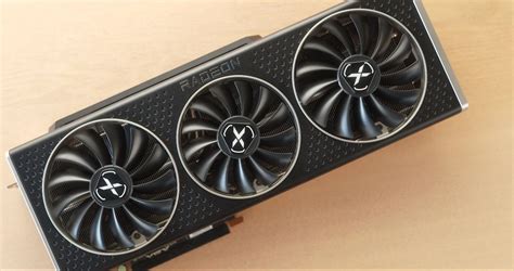 La XFX Radeon RX 6800 XT Speedster Merc 319 posa ante la cámara