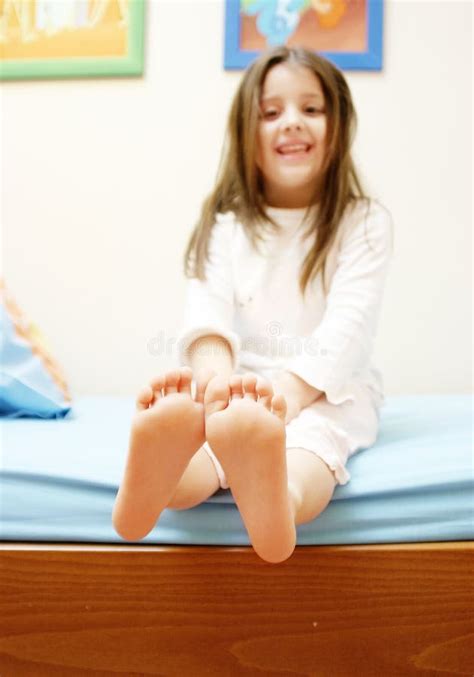 Pieds De Filles Image Stock Image Du Pied Adorable Enfant 599491