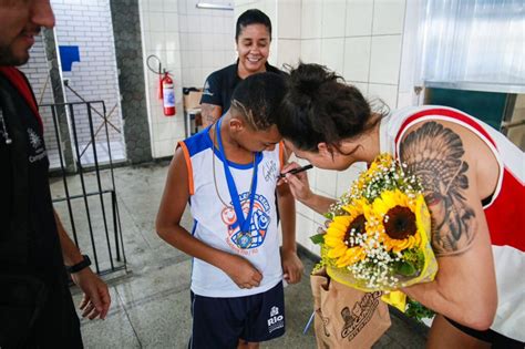 Visita especial motiva alunos do projeto Vôlei em Rede no Rio de