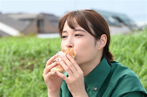 広瀬アリスが“失恋めし”をもぐもぐ！ 場面写真一挙公開