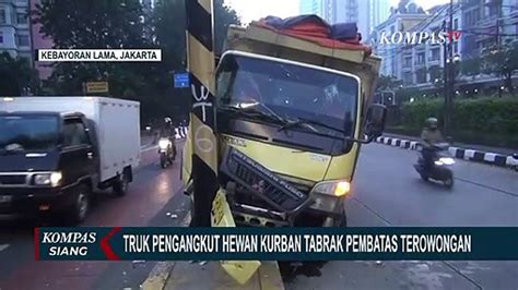 Truk Pengangkut Hewan Kurban Tabrak Tiang Pembatas Di Kebayoran Lama