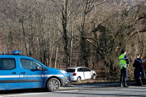 Challes Les Eaux Hier Midi Un Automobiliste De 77 Ans A Percuté Un