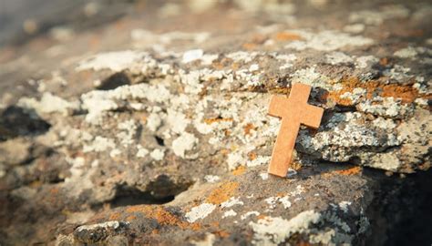 Cruz Crist Na Pedra Ao Ar Livre Foto Premium