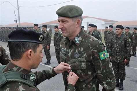 Alvo Da Pf Nesta Sexta Tenente Do Ex Rcito Visitou Mauro Cid Na Pris O