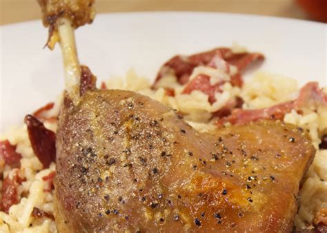 Confits de canard au crémeux de riz aux pommes et à la poitrine fumée