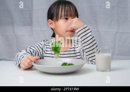 Les Enfants N Aiment Pas Manger Des L Gumes Jolie Fille Asiatique