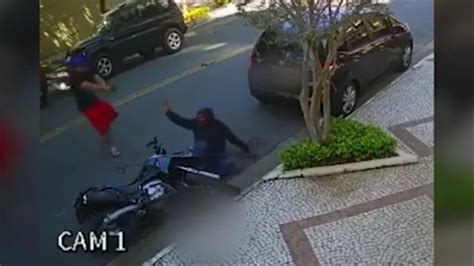 Vídeo Assaltante que fazia arrastão é morto baleado por PM de folga