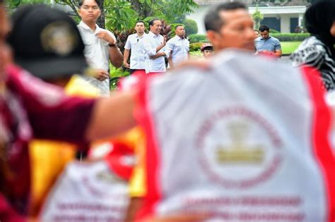 Tak Hadiri Rakernas V Pdip Jokowi Bagi Bagi Sembako Untuk Warga Yogyakarta