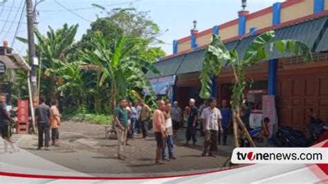 Kesal Jalan Rusak Parah Warga Deli Serdang Gelar Aksi Tanam Pohon