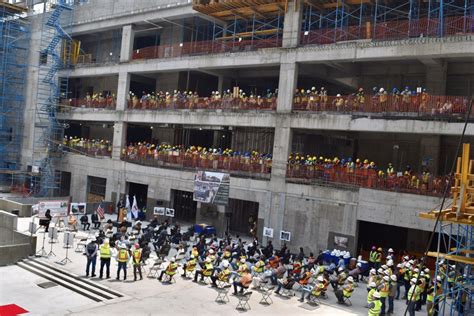 Ceremonia De Finalización De La Estructura Del Edificio De La Nueva