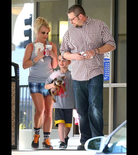 Photo Britney Spears Avec Ses Fils Dans Les Rues De Los Angeles Le 3