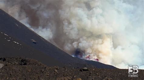 CRONACA DIRETTA Etna la fase più intensa la lava alla base del