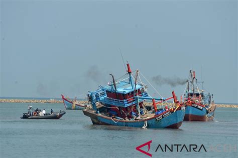 Dua Kapal Nelayan Malaysia Kandas Di Pelabuhan Lampulo Antara News Aceh