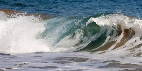 Grandes Ondas Que Quebram Na Costa Imagem De Stock Imagem De Onda