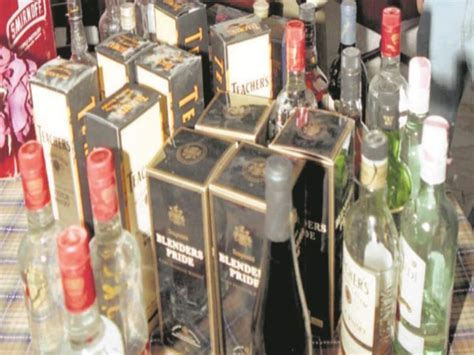 Liquor Ban In Bihar 4400 Liters Of Liquor Recovered Hidden Between Sanitary Pads In Truck बिहार