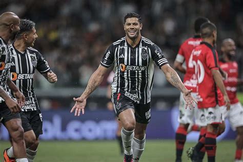 Hulk marca de pênalti e Atlético MG vira sobre o Brasil de Pelotas