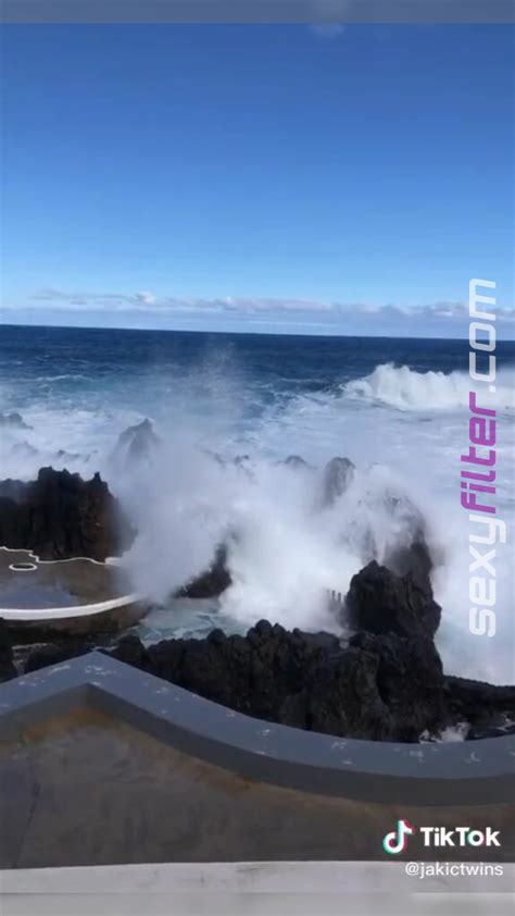 Jakictwins Shows Her Hot Cleavage Sexyfilter