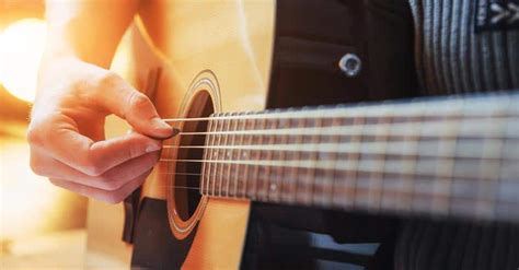 How To Strum A Guitar Properly With And Without A Pick Guitar Aficionado