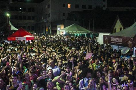 Cerca de 15 mil foliões curtiram a quarta noite de Carnaval na