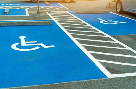 Parking Asphalté Réservé Au Conducteur Handicapé Dans Un Supermarché Ou