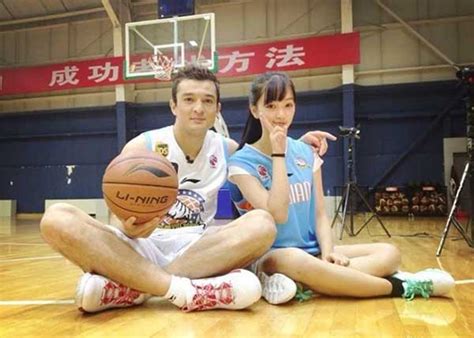 Hot girl bóng rổ Trung Quốc đẹp dịu dàng trong trang phục truyền thống