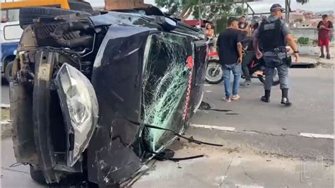 VÍDEO carro capota ao colidir amarelinho em acidente na ZL de