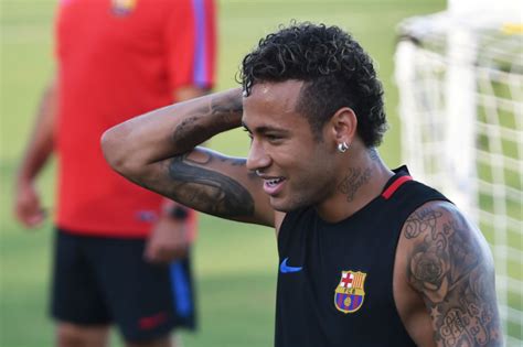 Neymar Les Anuncia A Sus Compañeros Que Se Marcha Del Barça Evafm