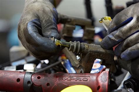 Klocki hamulcowe i tarcze wymiana krok po kroku Auto Świat