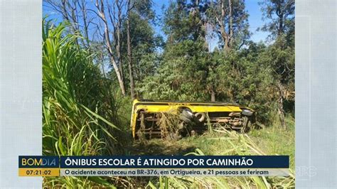 Estudantes ficam feridos após ônibus escolar bater em caminhão tombado