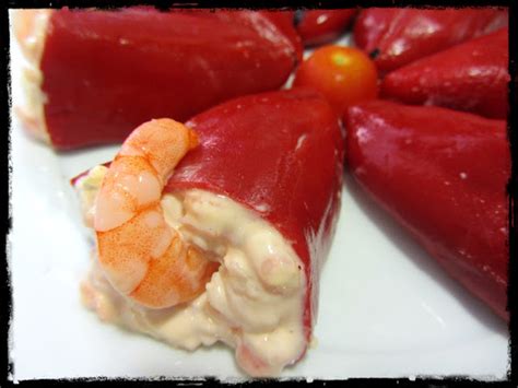 Pimientos del piquillo rellenos de salmón y gambas