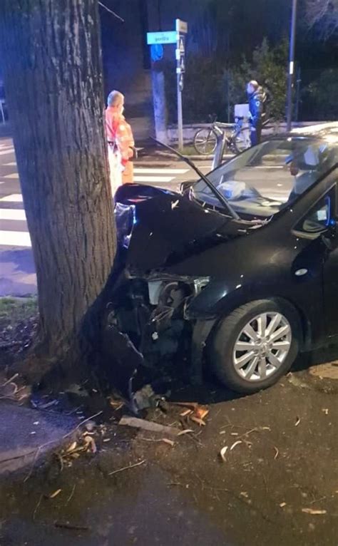 Auto Contro Un Albero Quattro Giovani Feriti In Un Incidente In Via