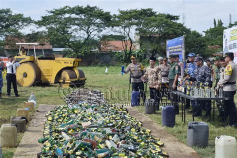 Foto Pemusnahan Ribuan Botol Miras Barang Bukti Operasi Pekat Candi