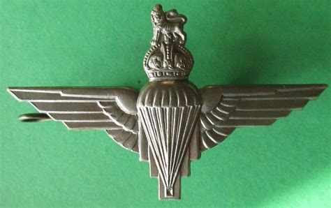 A WWII PARACHUTE REGT CAP BADGE