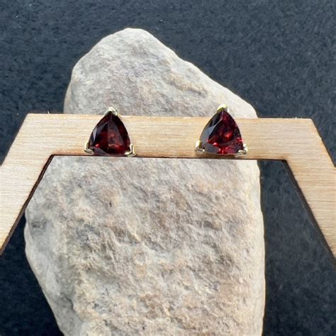 9ct Gold Garnet Stud Earrings