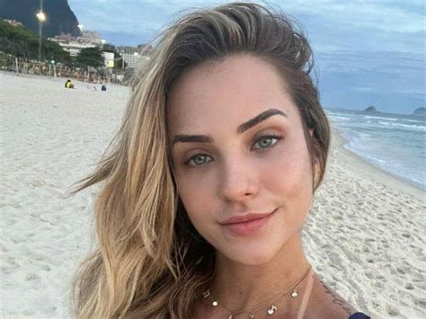 Gabi Martins Empina O Bumbum Em Vestido Colado Ao Corpo E Causa Frisson