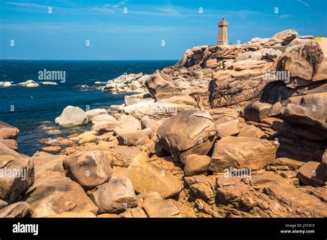 Le phare de Ploumanach des rochers sur la Côte de Granit Rose Côte de