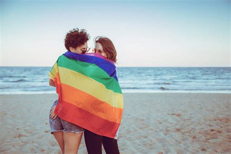 ‘am I Bisexual 10 Bisexuality Signs According To Experts