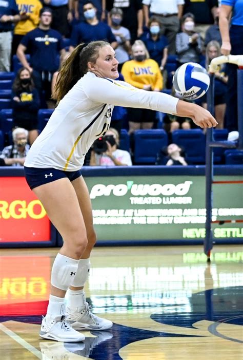 Northern Colorado Volleyball Rallies Behind Players Mother With Cancer