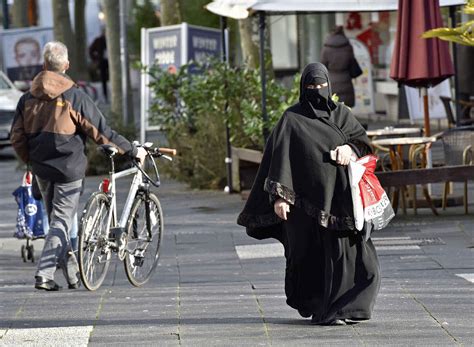 Eu Employers Can Ban Muslim Women From Wearing Headscarves A Court Rules