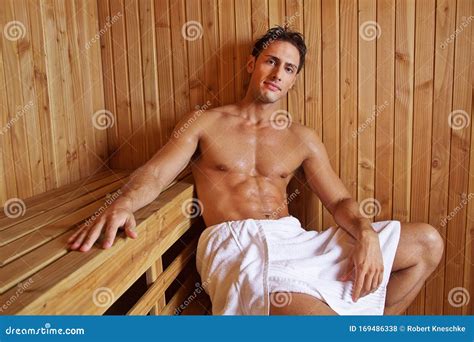 Attraktiver Mann Sitzt In Der Sauna Des Hotels Stockfoto Bild Von