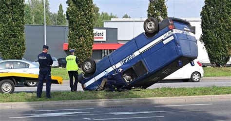 Szczecin Wypadek Radiowozu Policjanci Dachowali