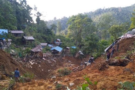 Tanah Longsor Terjang Pemukiman Di Kotabaru Orang Tewas