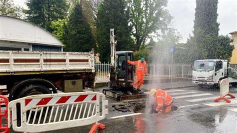 Roma Tubatura Rotta Nella Strada Dove Si E Aperta Una Voragine Dago